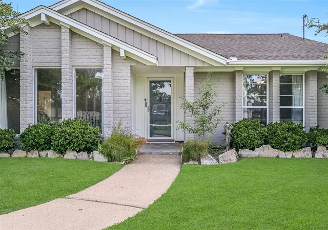 4th image of 304 Chester Dr, Friendswood, TX 77546 | MLS# 70112345