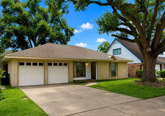 Photo 1 of Sale Pending at 11011 Caribbean Ln, Houston, TX 77089 | MLS# 80183152 | Listing updated on 2026-09-13