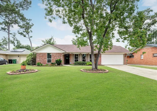 Photo 1 of Single family home for sale at 1111 Clovis Rd, Houston, TX 77008 | MLS# 49218779 | Listing updated on 2026-09-13