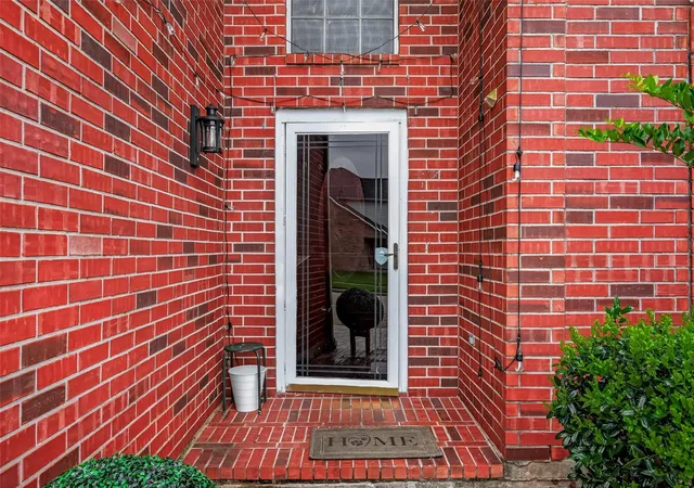 Photo 3 of Single family home for sale at 6922 Leaders Xing Dr, Houston, TX 77072 | MLS# 90340934 | Listing updated on 2026-08-19