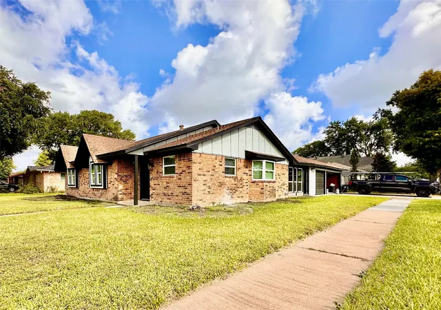Photo 2 of Sale Pending at 7002 Sandswept Ln, Houston, TX 77086 | MLS# 15935092 | Listing updated on 2026-09-09