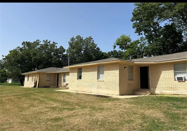 2nd image of 819 E Guadalupe St, La Grange, TX 78945 | MLS# 44558760