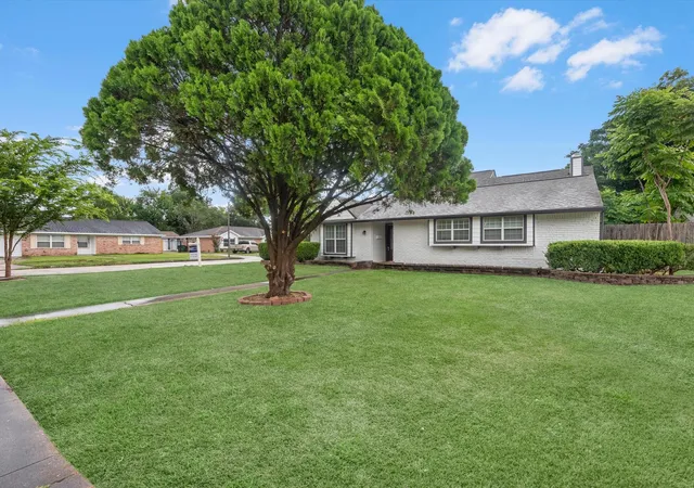 Photo 2 of Single family home for sale at 5747 Fontenelle Dr, Houston, TX 77035 | MLS# 11630445 | Listing updated on 2026-08-20