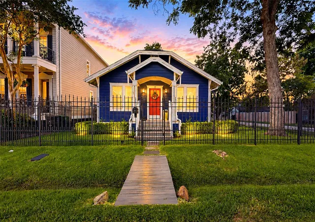 2nd image of 200 E 26th St, Houston, TX 77008 | MLS# 45985101
