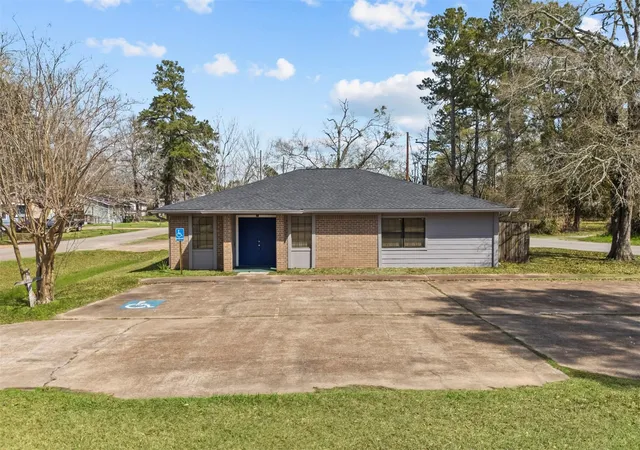 Photo 2 of Single family home for sale at 206 S Fenner Ave, Cleveland, TX 77327 | MLS# 35056215 | Listing updated on 2026-08-28