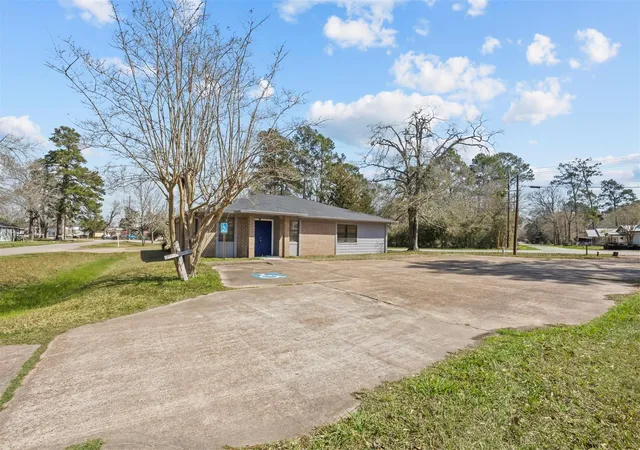 Photo 3 of Single family home for sale at 206 S Fenner Ave, Cleveland, TX 77327 | MLS# 35056215 | Listing updated on 2026-08-28
