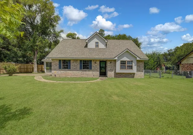 1st image of 110 Mockingbird Ln, Clute, TX 77531 | MLS# 46350818