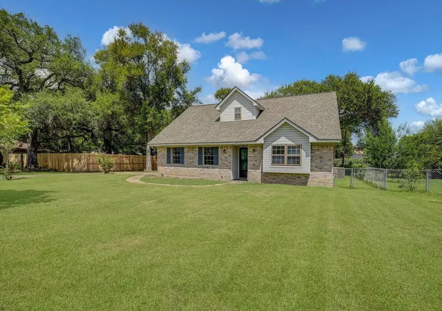 2nd image of 110 Mockingbird Ln, Clute, TX 77531 | MLS# 46350818