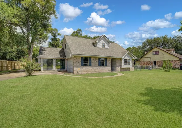 Photo 3 of Sale Pending at 110 Mockingbird Ln, Clute, TX 77531 | MLS# 46350818 | Listing updated on 2026-09-22
