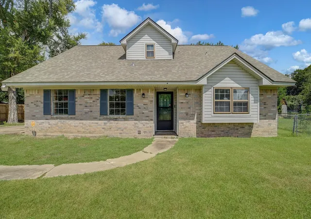 Photo 3 of Sale Pending at 110 Mockingbird Ln, Clute, TX 77531 | MLS# 46350818 | Listing updated on 2026-10-07