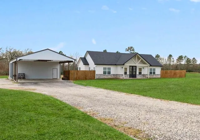 Photo 2 of Single family home for sale at 694 Brushy Crk Dr, Onalaska, TX 77360 | MLS# 25096208 | Listing updated on 2026-07-31