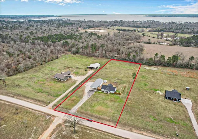 Photo 3 of Single family home for sale at 694 Brushy Crk Dr, Onalaska, TX 77360 | MLS# 25096208 | Listing updated on 2026-07-31