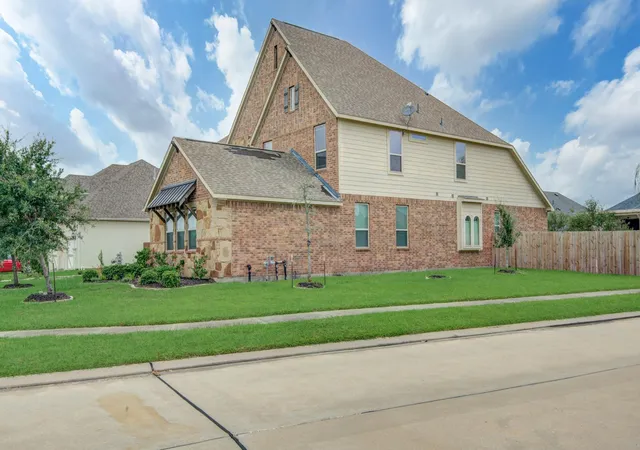 Photo 3 of Single family home for sale at 3077 Tradinghouse Crk Ln, League City, TX 77573 | MLS# 47062194 | Listing updated on 2026-07-21