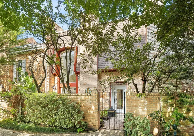 Townhouse for sale at 2832 Bellefontaine St, Houston, TX 77025 | MLS# 96741687