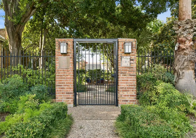 Photo 2 of Townhouse for sale at 2832 Bellefontaine St, Houston, TX 77025 | MLS# 96741687 | Listing updated on 2026-09-14