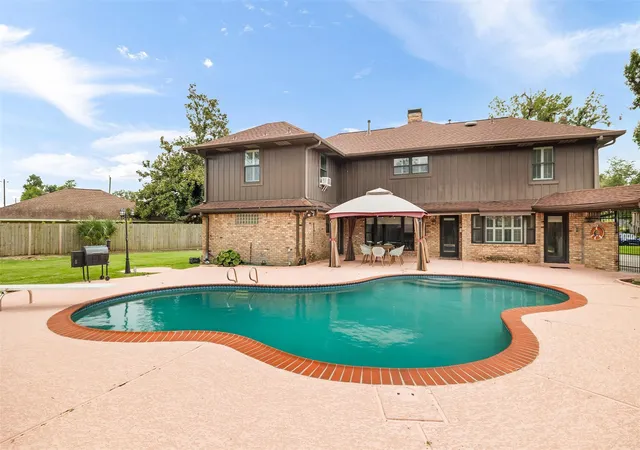 Photo 1 of Sale Pending at 2030 Willowmoss Ct, Houston, TX 77008 | MLS# 80186983 | Listing updated on 2026-09-14