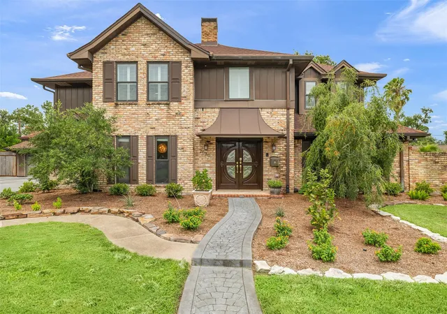Photo 2 of Sale Pending at 2030 Willowmoss Ct, Houston, TX 77008 | MLS# 80186983 | Listing updated on 2026-09-14
