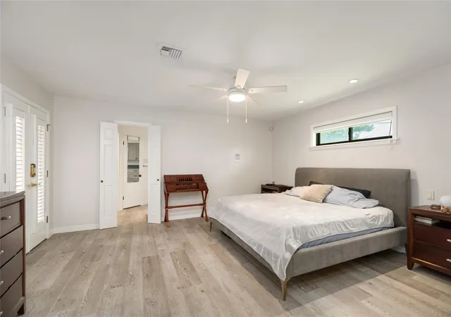 Photo 4 of Sale Pending at 2030 Willowmoss Ct, Houston, TX 77008 | MLS# 80186983 | Listing updated on 2026-09-14