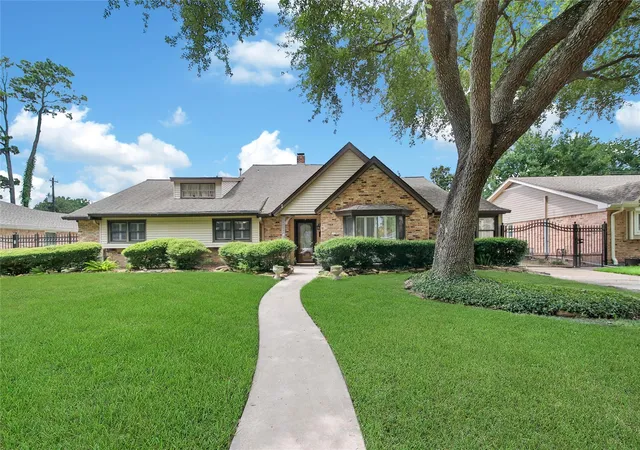 Photo 1 of Sale Pending at 1030 Chantilly Ln, Houston, TX 77018 | MLS# 42588511 | Listing updated on 2026-08-30