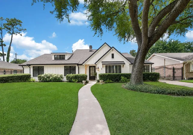 Photo 2 of Sale Pending at 1030 Chantilly Ln, Houston, TX 77018 | MLS# 42588511 | Listing updated on 2026-08-30