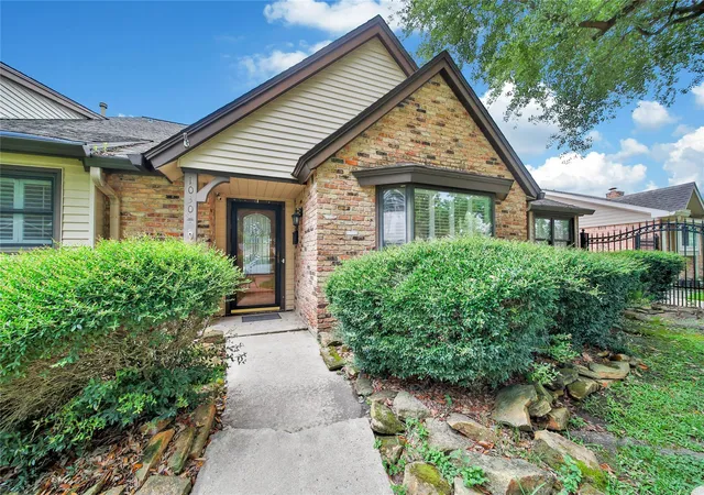 Photo 3 of Sale Pending at 1030 Chantilly Ln, Houston, TX 77018 | MLS# 42588511 | Listing updated on 2026-08-30