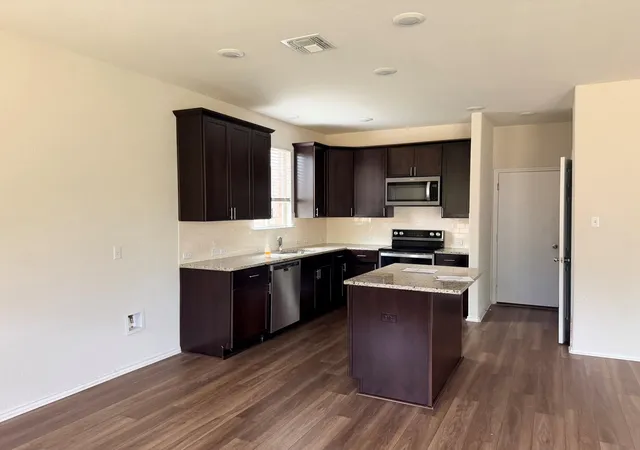 3rd image of 1829 T H Johnson Dr, Taylor, TX 76574 | MLS# 75543629