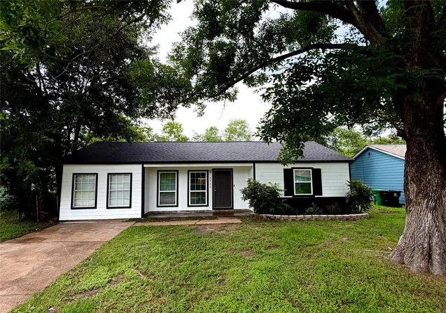 Photo 1 of Single family home for sale at 5715 Lakefield Dr, Houston, TX 77033 | MLS# 97282305 | Listing updated on 2026-08-20