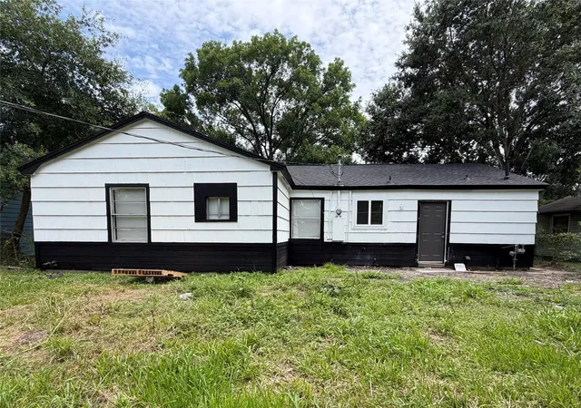 Photo 2 of Single family home for sale at 5715 Lakefield Dr, Houston, TX 77033 | MLS# 97282305 | Listing updated on 2026-08-20