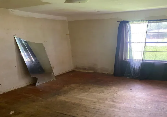 3rd image of 5410 Heron Dr, Houston, TX 77033 | MLS# 88558886