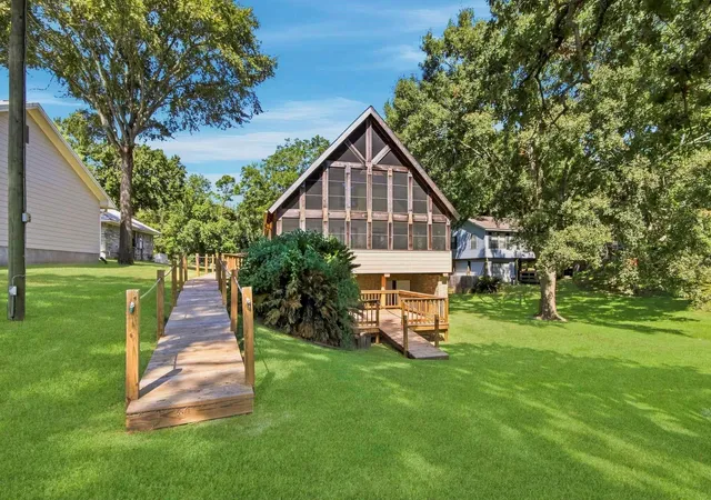Photo 4 of Single family home for sale at 199 Lake Dr, Onalaska, TX 77360 | MLS# 95323670 | Listing updated on 2026-08-28