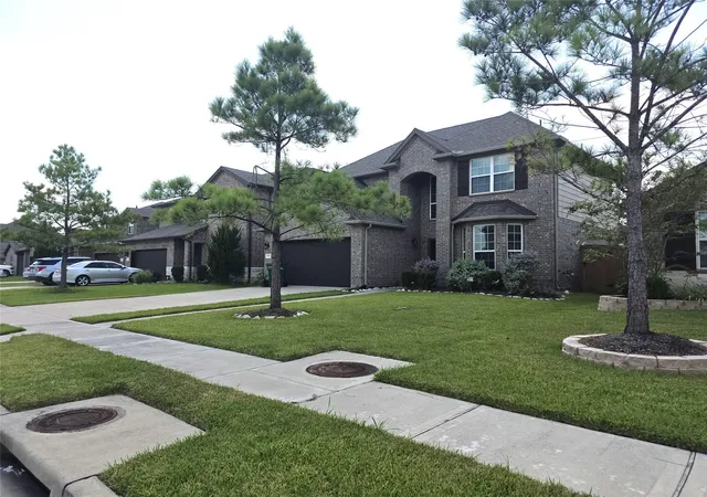 Photo 2 of Sale Pending at 10618 Sentinel Dome Dr, Rosharon, TX 77583 | MLS# 17132718 | Listing updated on 2026-08-10