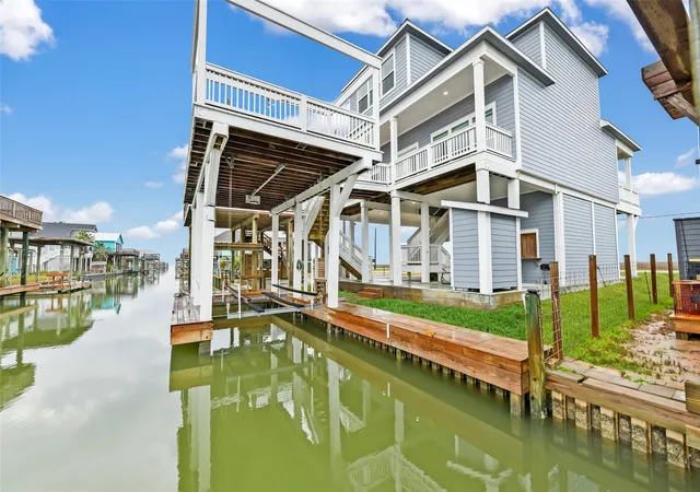 3rd image of 555 Pompano Dr, Freeport, TX 77541 | MLS# 90088783