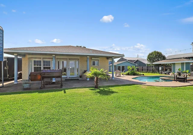 2nd image of 9926 Ocean Dr, Beach City, TX 77523 | MLS# 67523417