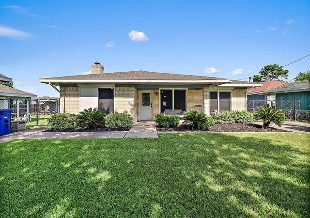 3rd image of 9926 Ocean Dr, Beach City, TX 77523 | MLS# 67523417