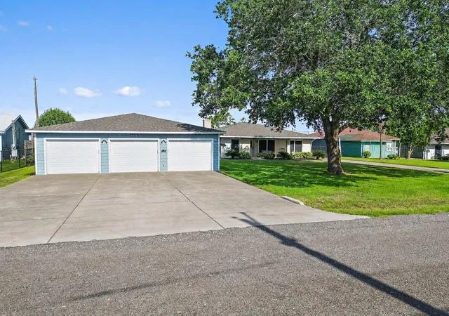 4th image of 9926 Ocean Dr, Beach City, TX 77523 | MLS# 67523417