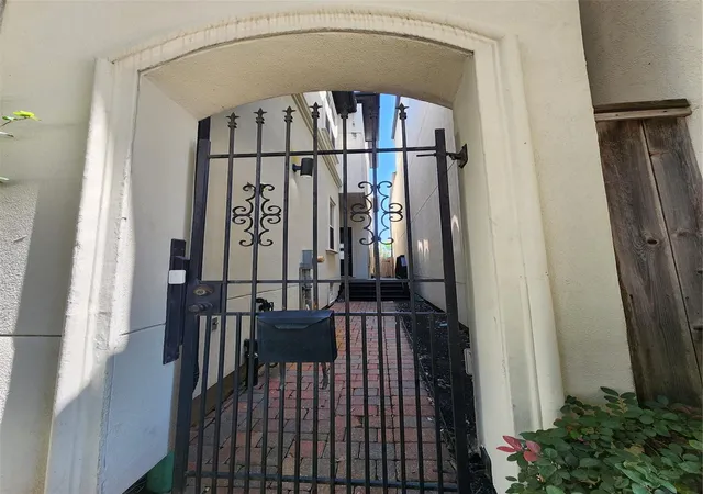 Photo 3 of Single family home for sale at 5706 Petty St, Houston, TX 77007 | MLS# 44668060 | Listing updated on 2026-08-23