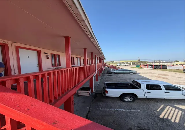 4th image of 2201 Avenue J, Dickinson, TX 77539 | MLS# 68572030