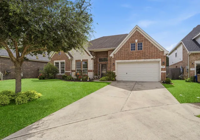 Photo 3 of Single family home for sale at 4329 S Meridian Greens Dr, Dickinson, TX 77539 | MLS# 76059709 | Listing updated on 2026-08-26