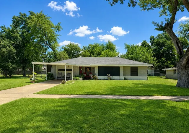 2nd image of 208 W Center St, Eagle Lake, TX 77434 | MLS# 66108742