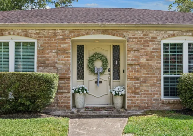 2nd image of 10907 Overbrook Ln, Houston, TX 77042 | MLS# 21766793