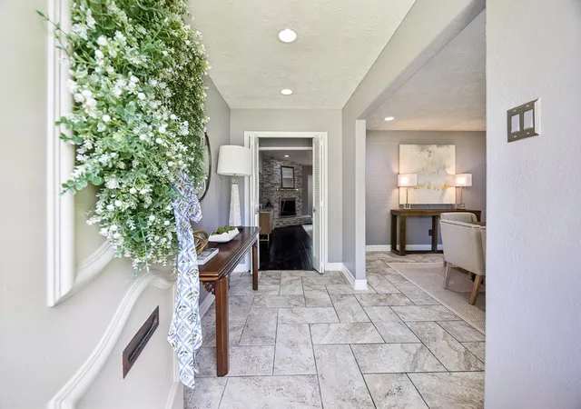 3rd image of 10907 Overbrook Ln, Houston, TX 77042 | MLS# 21766793