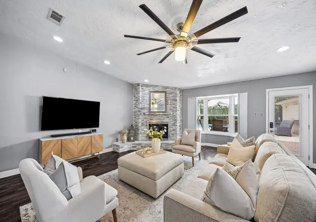 5th image of 10907 Overbrook Ln, Houston, TX 77042 | MLS# 21766793