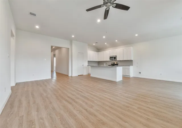 Photo 4 of Single family home for sale at 3011 King Oak St, Baytown, TX 77251 | MLS# 29444085 | Listing updated on 2026-08-30