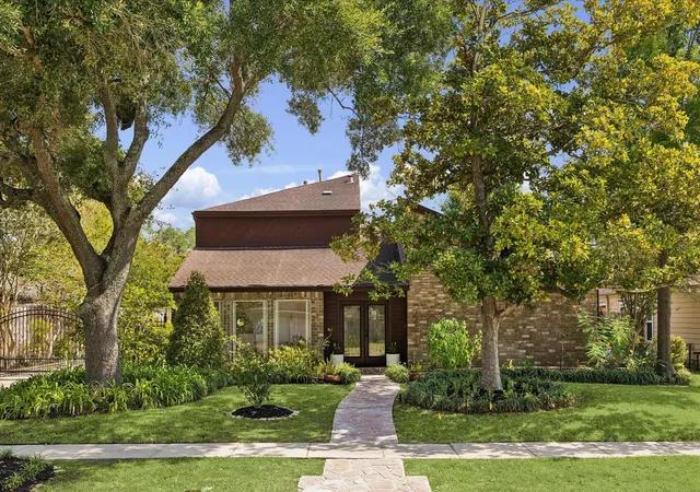 Photo 2 of Single family home for sale at 11523 Highgrove Dr, Houston, TX 77077 | MLS# 6888750 | Listing updated on 2026-09-26