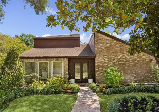 Photo 3 of Single family home for sale at 11523 Highgrove Dr, Houston, TX 77077 | MLS# 6888750 | Listing updated on 2026-09-26