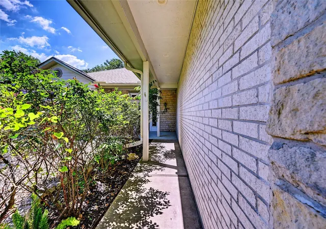 5th image of 13586 Bunker Hill Dr, Willis, TX 77318 | MLS# 80092786