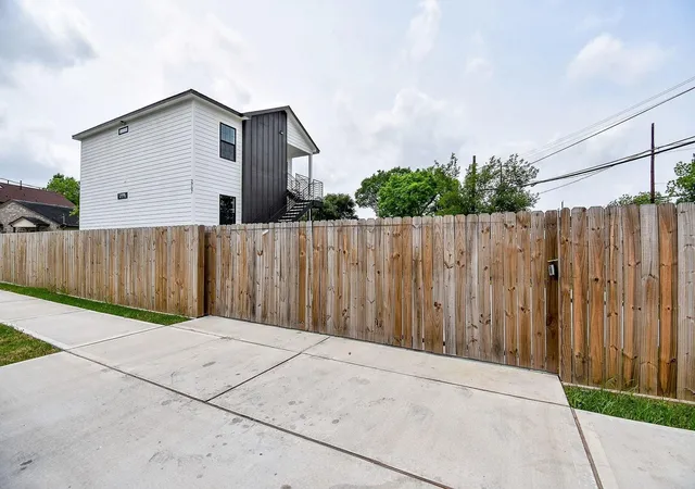 Photo 28 of Sale Pending at 2707 Kirk St, Houston, TX 77026 | MLS# 38878356 | Listing updated on 2026-10-07