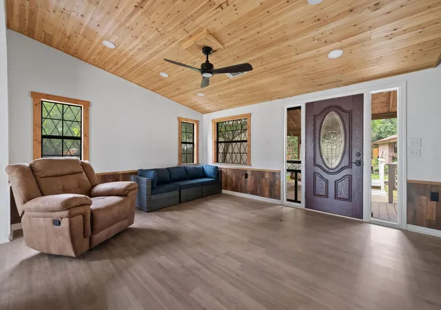 3rd image of 304 Sunrise Dr, Livingston, TX 77351 | MLS# 95445924