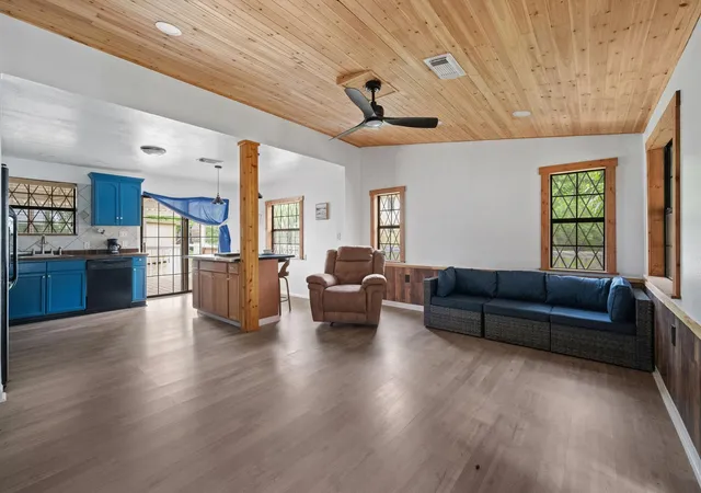 4th image of 304 Sunrise Dr, Livingston, TX 77351 | MLS# 95445924