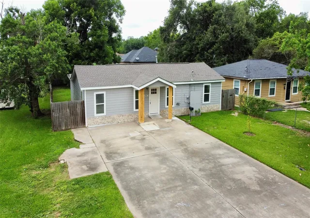 Homes for sale in Clute, TX | 514 Mckee St, Clute, TX 77531 | MLS# 55032467